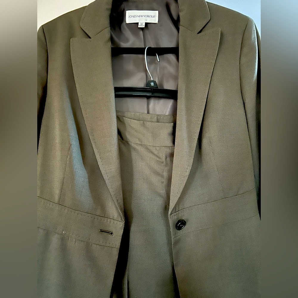 Jones New York 2 Piece green Women’s Suit Sz 16
